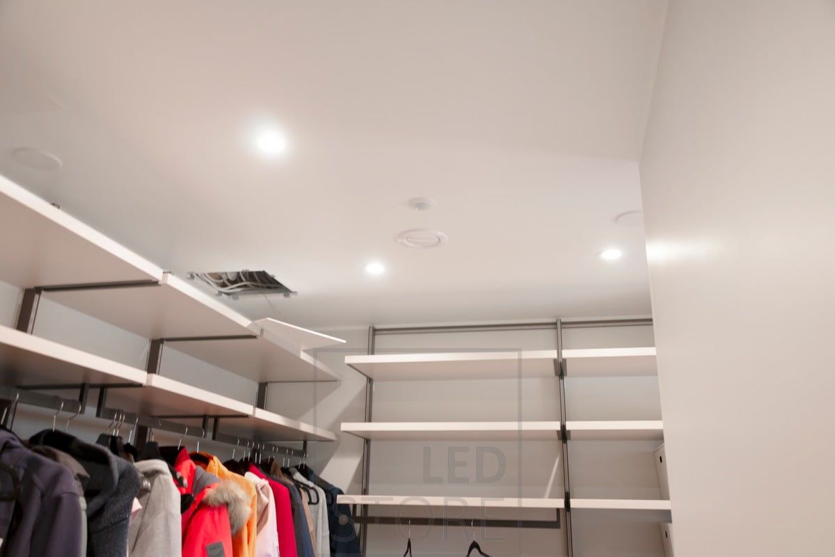 Vaatehuoneessa spottivalaistus. Ledstore.fi