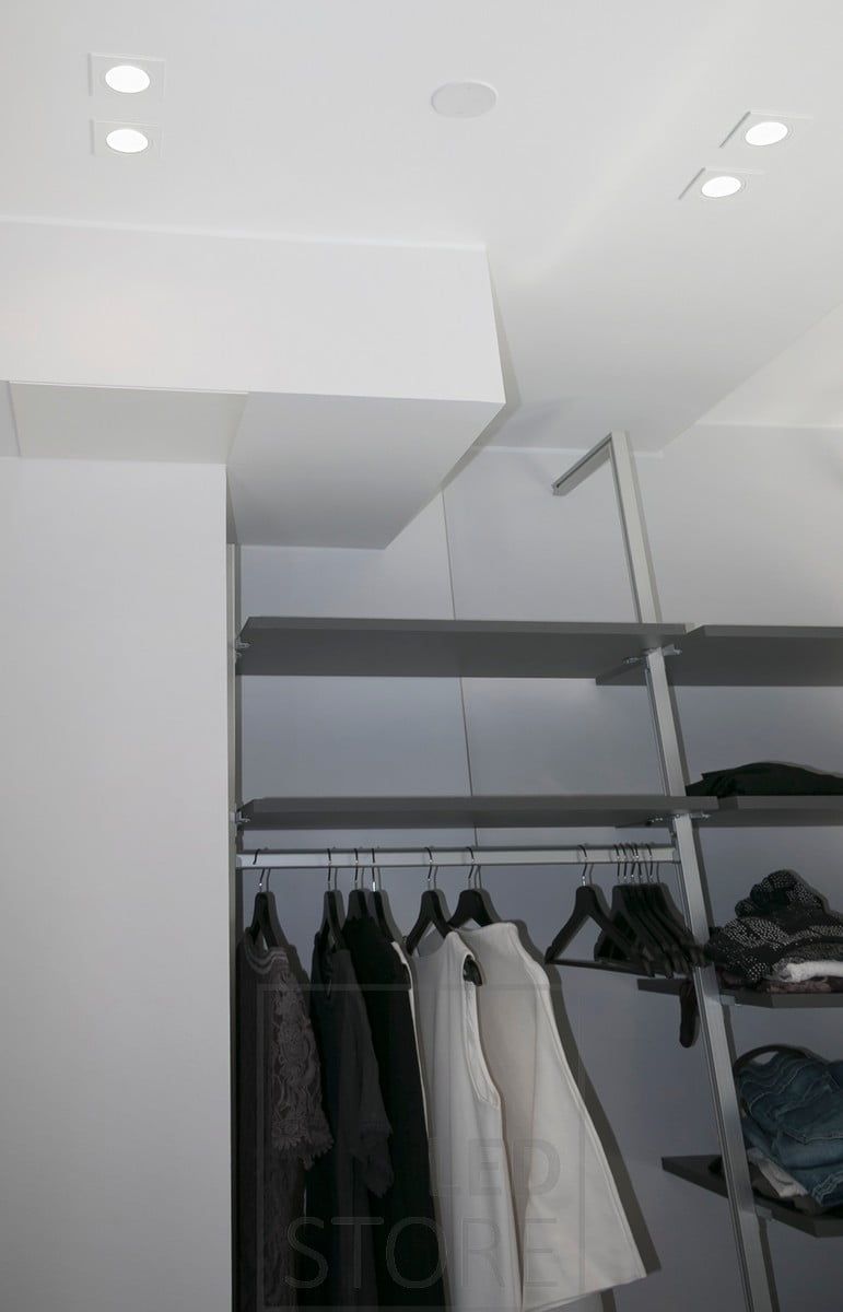 Led KIINTEÄ KANTTI-spotit vaatehuoneen katossa pareittain. Ledstoren valikoimasta löydät lisää led valaisimia. Ledstore.fi
