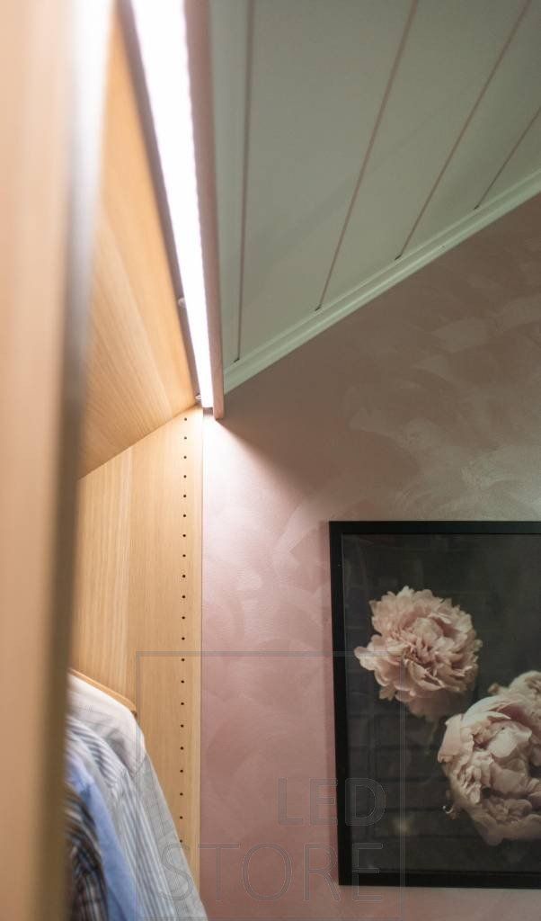 Led nauha vaatekaappien etupuolella piilossa listan takana ja suunnattuna vaatekaappiin sisälle. Ratkaisu luo tunnelmallista valoa ja lisää käyttömukavuutta vaatehuoneessa. Ledstore.fi