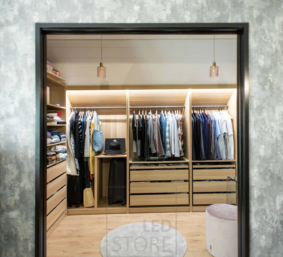 Vaatehuoneessa led nauhat vaatekaapin etulipassa suunnattuna kaappeihin sisälle. Valaistus lisää käyttömukavuutta vaatehuoneessa. Ledstore.fi