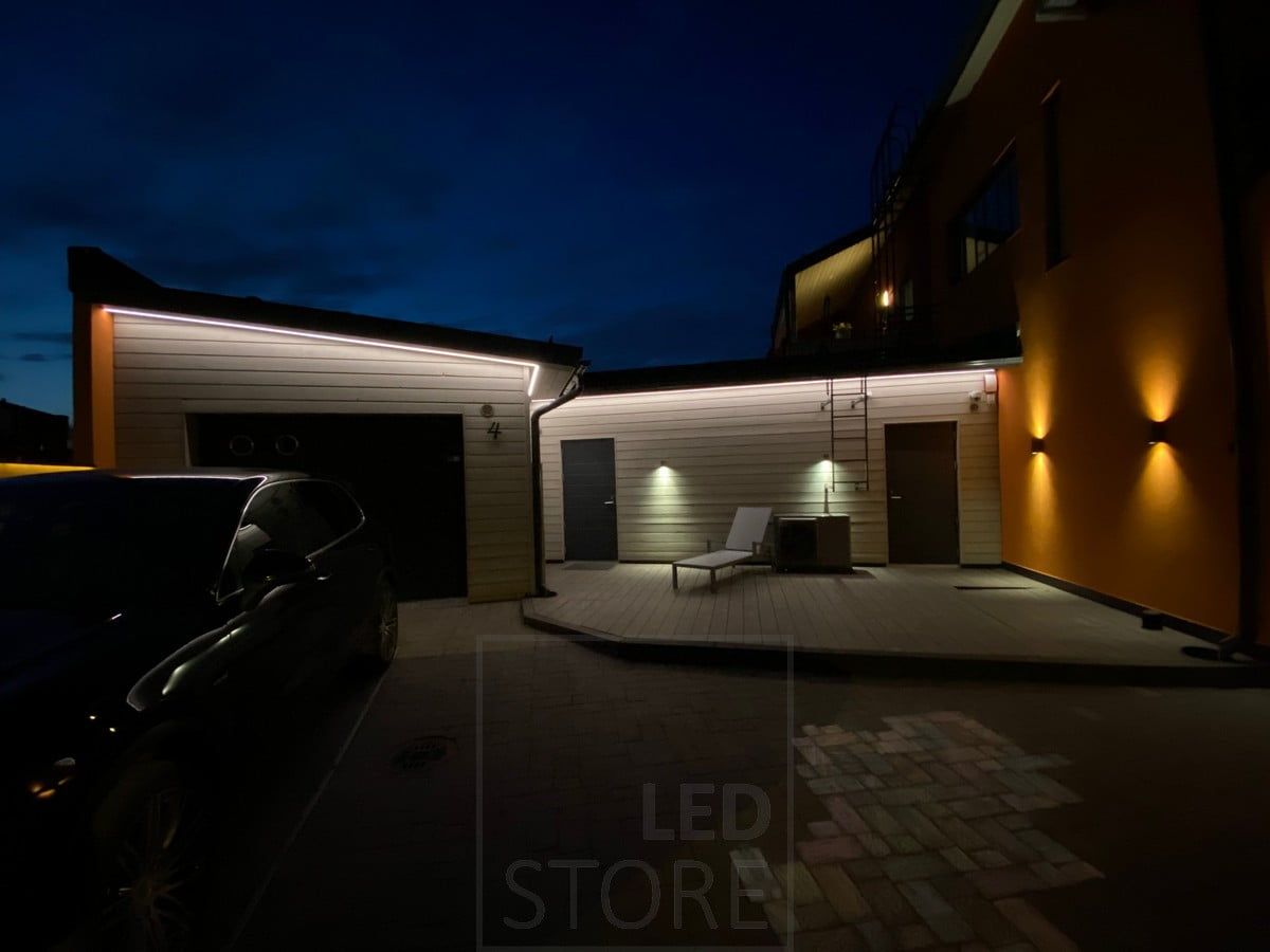 Led nauha räystäässä valaisemassa autotallin ja varaston julkisivua epäsuoralla valolla. Räystäsvalaistuksen lisäksi yhteen ja kahteen suuntaan valaisevat seinävalaisimet. Ledstore.fi