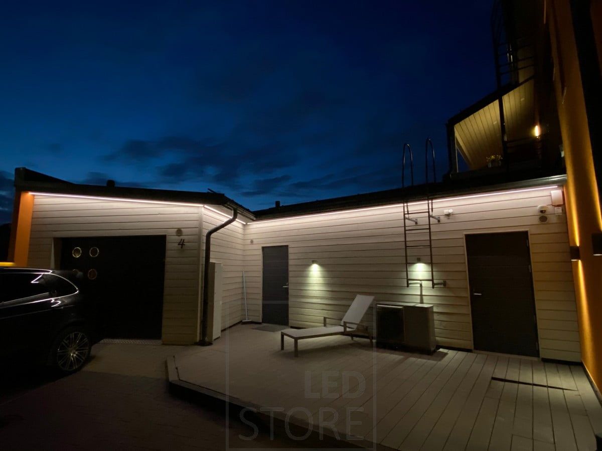Räystäässä led nauhat valaisemassa talon julkisivua. Ledstore.fi