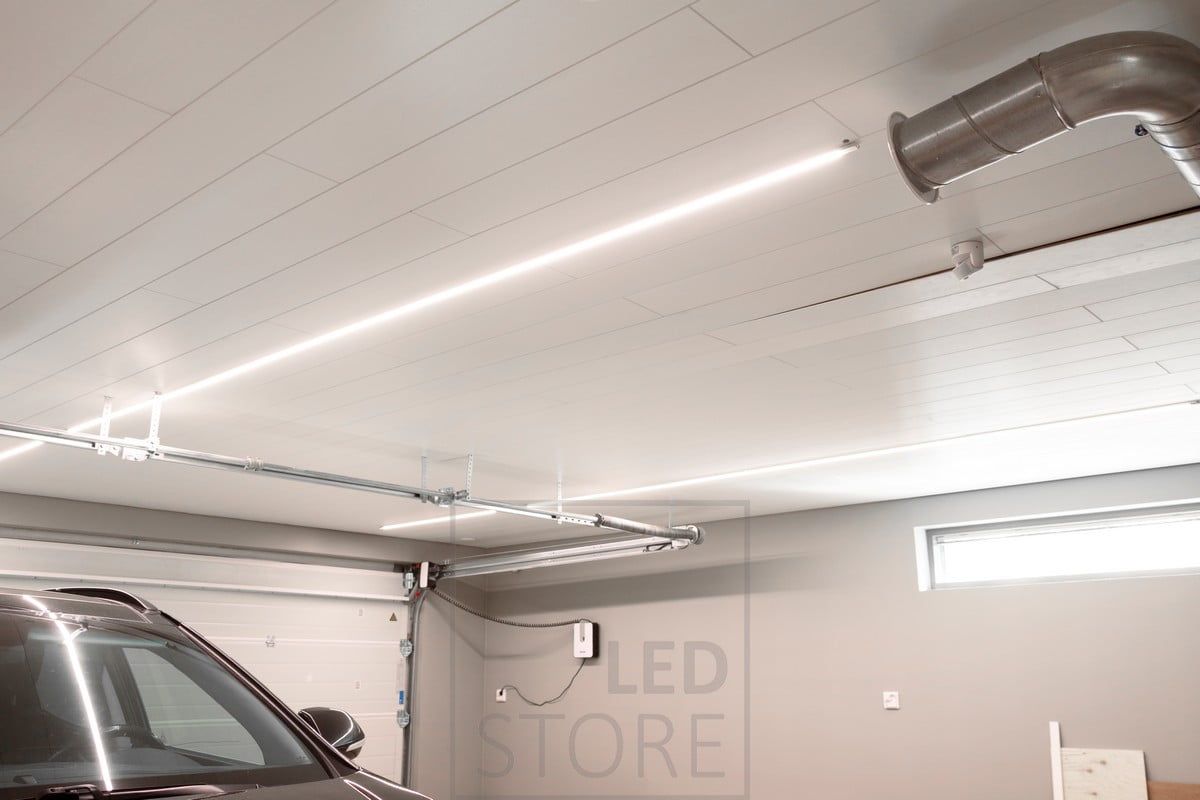 Led nauhat pintaprofiileissa autotallin katossa. Ledstore.fi