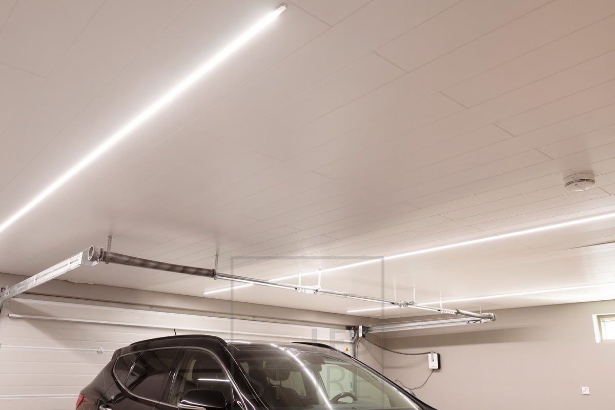 Led nauhat kapeissa pintaprofiileissa autotallin katossa. Ledstore.fi