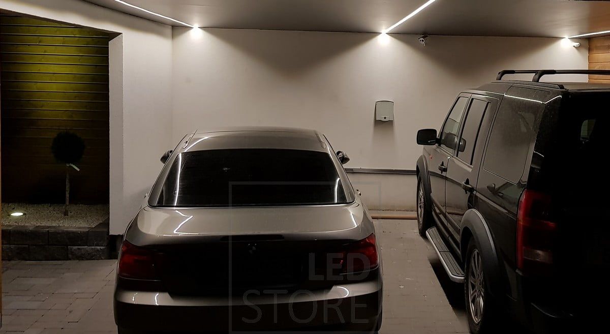 Autokatoksen katossa led nauhat matalassa pintaprofiilissa. Ledstore.fi
