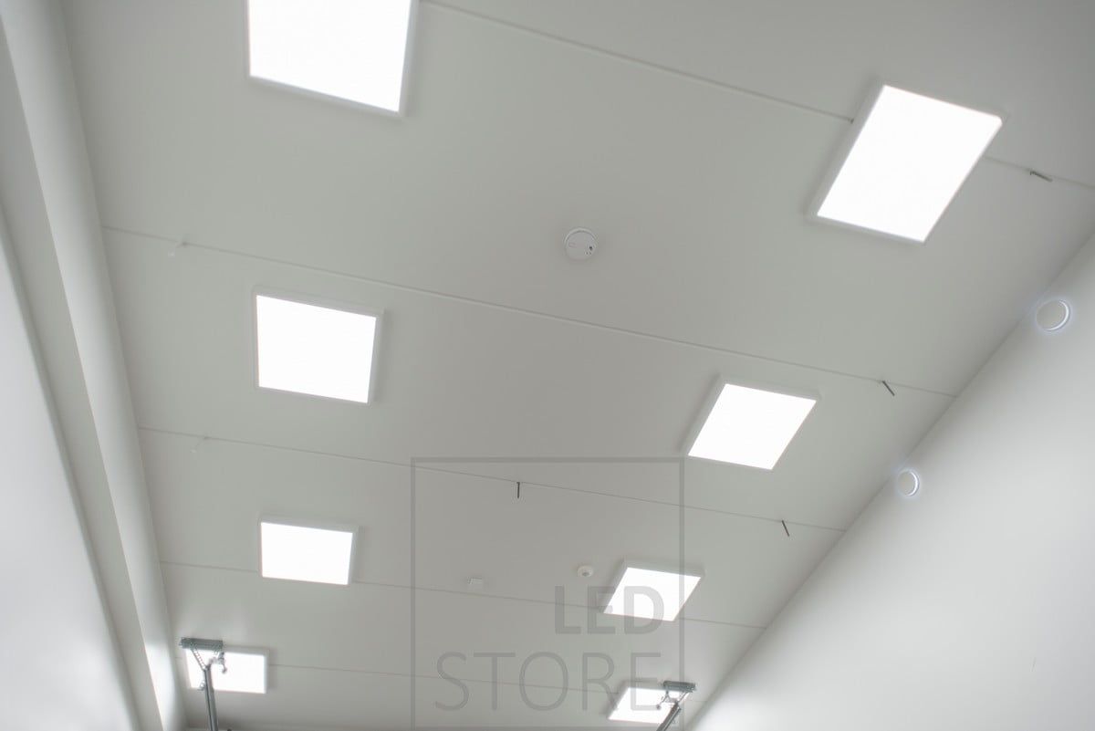 Isot 60cmx60cm paneelit katossa tuomassa tehokasta ja tasaista yleisvaloa tilaan. Ledstore.fi