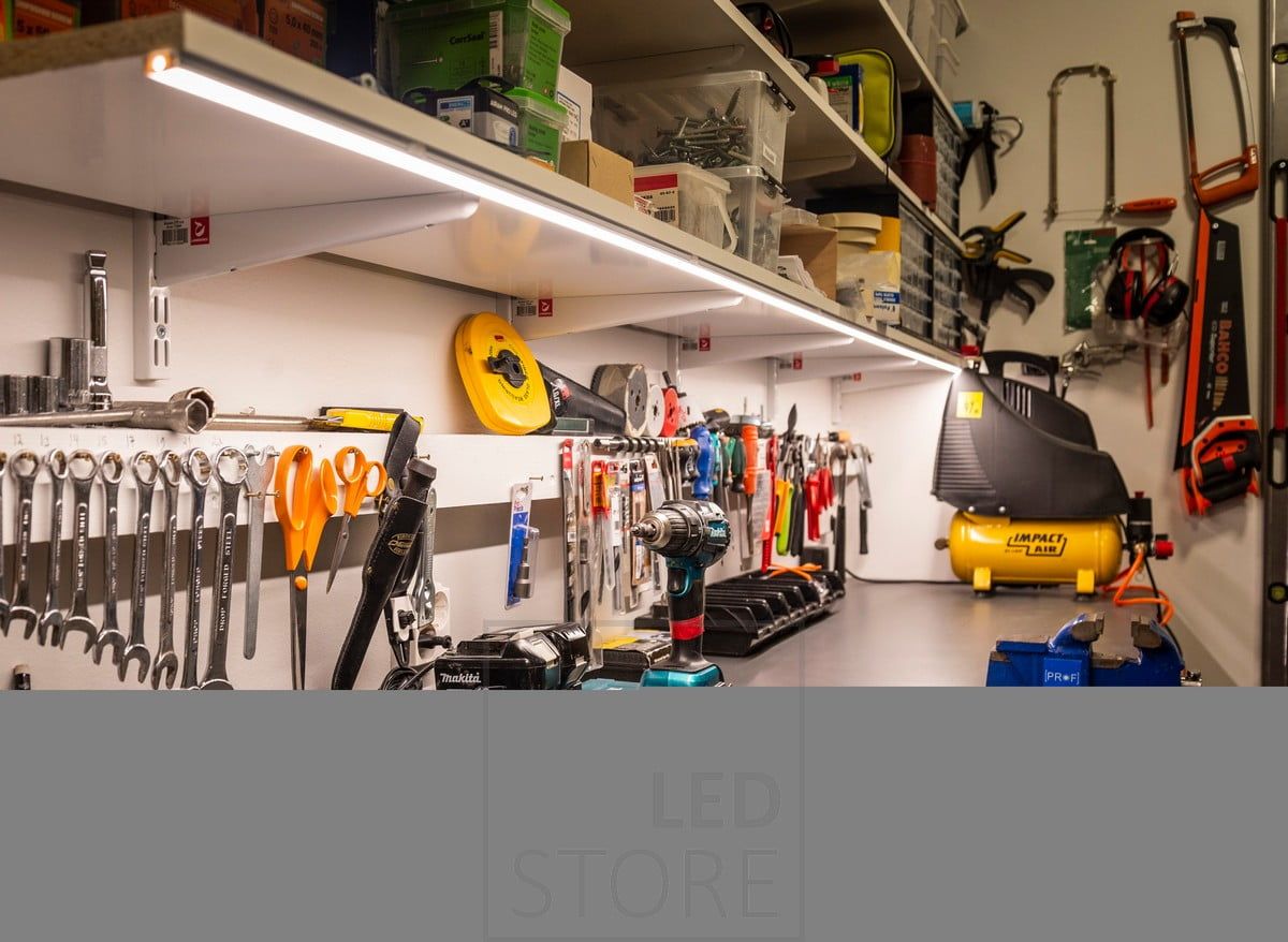 Led nauha matalassa pintaprofiilissa hyllyn pohjassa valaisemassa työpistettä ja työkaluja. Ledstore.fi