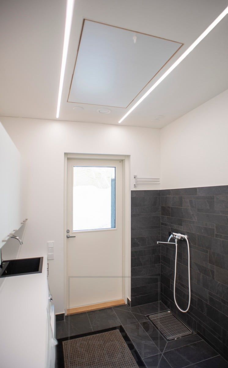 Kapeassa uppoprofiilissa led nauhat eteisen valaistuksena. Profiilit katossa luovat kauniin minimalistisen ilmeen. Ledstore.fi
