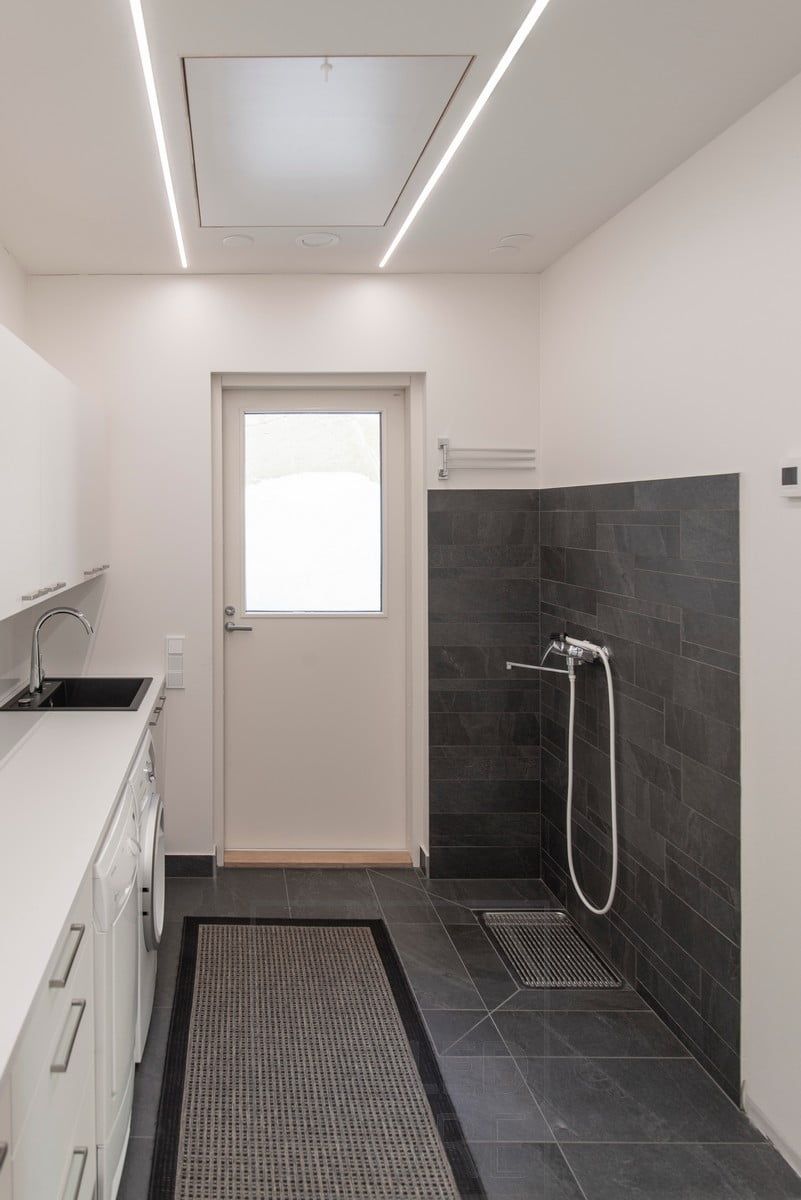 Kapeassa uppoprofiilissa led nauha eteisvalaistuksena. Ledstore.fi