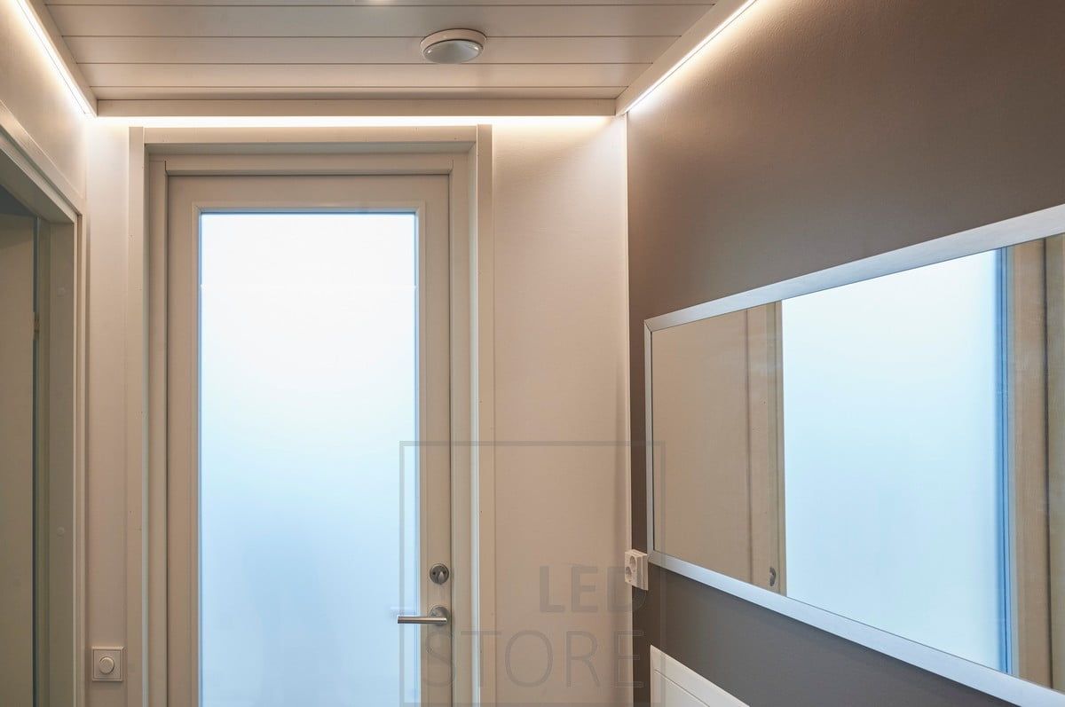 Eteisen valaistuksena epäsuorasti tunnelmavaloa valaiseva led nauha kattolistan takana. Ledstore.fi