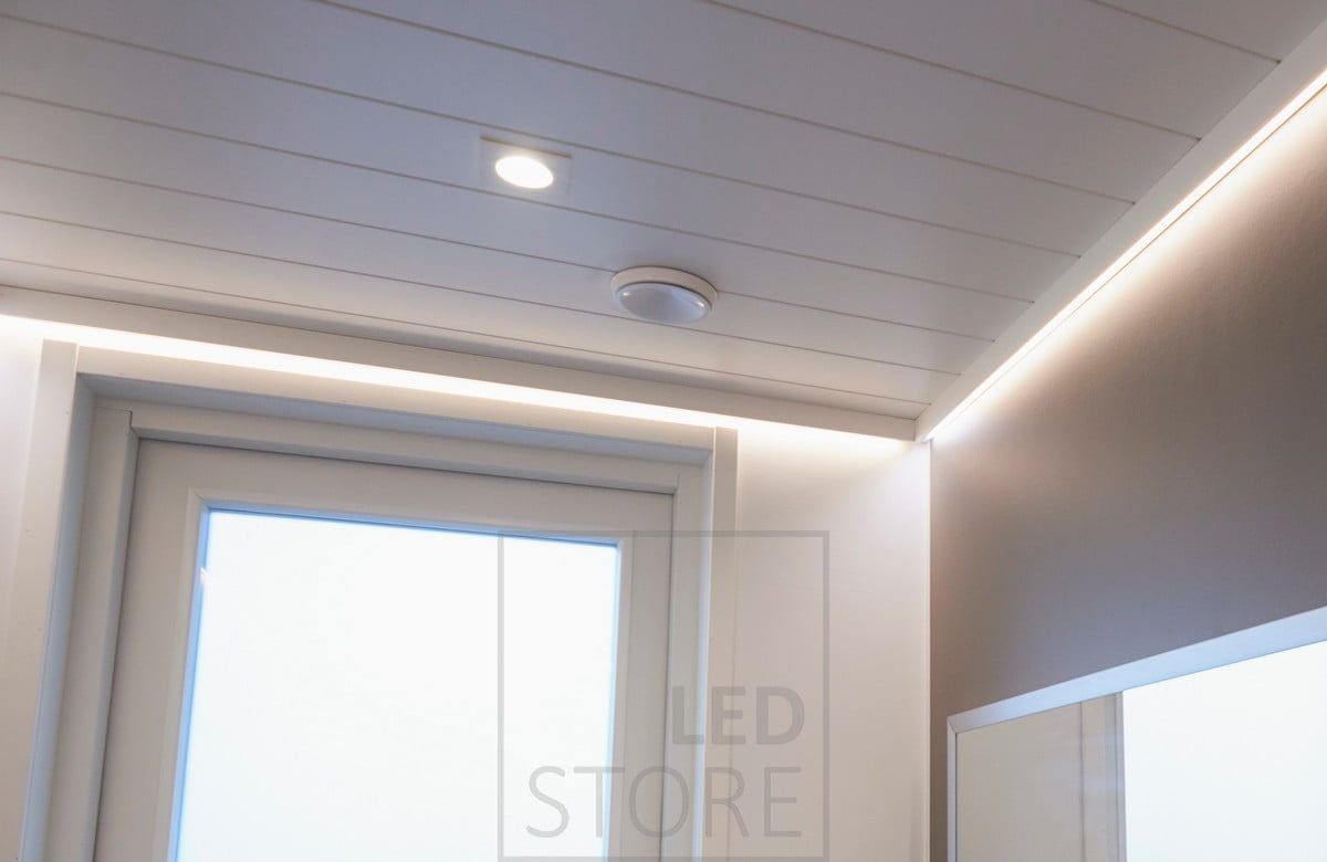 Eteisen valaistuksena epäsuorasti valaiseva led nauha ja Kiinteä Kantti spotti. Ledstore.fi