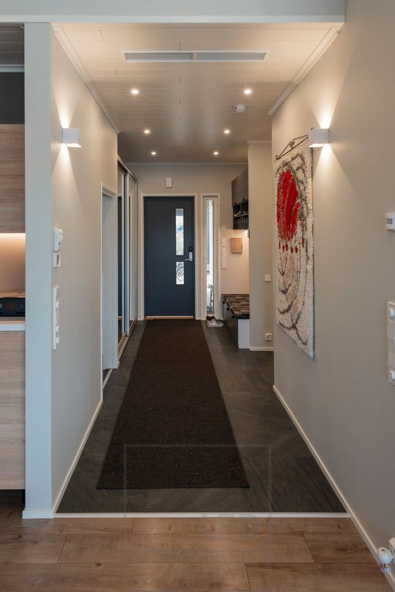 Eteiskäytävällä led spotit yhdistettynä kahteen suuntaan valaiseviin led FUNK seinävalaisimiin. Ledstore.fi