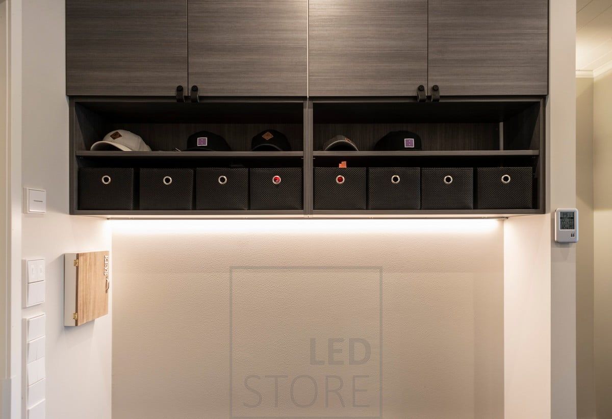 Eteisen yläkaapin pohjassa led nauha matalassa pintaprofiilissa valaisemassa tunnelmavaloa epäsuorasti. Ledstore.fi