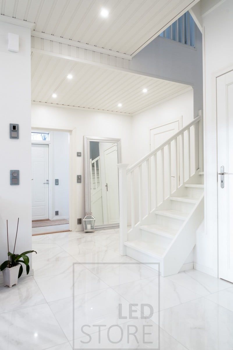 Eteinen valaistu pyöreillä led spoteilla, spotit jatkuvat eteisestä käytävää pitkin muihin tiloihin luoden yhtenäisen valaistuksen. Ledstore.fi