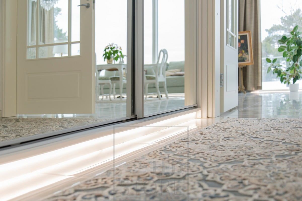 Eteiskaapin sokkelissa led nauha valaisemassa epäsuoraa, pehmeää tunnelmavaloa lattian kautta. Ledstore.fi