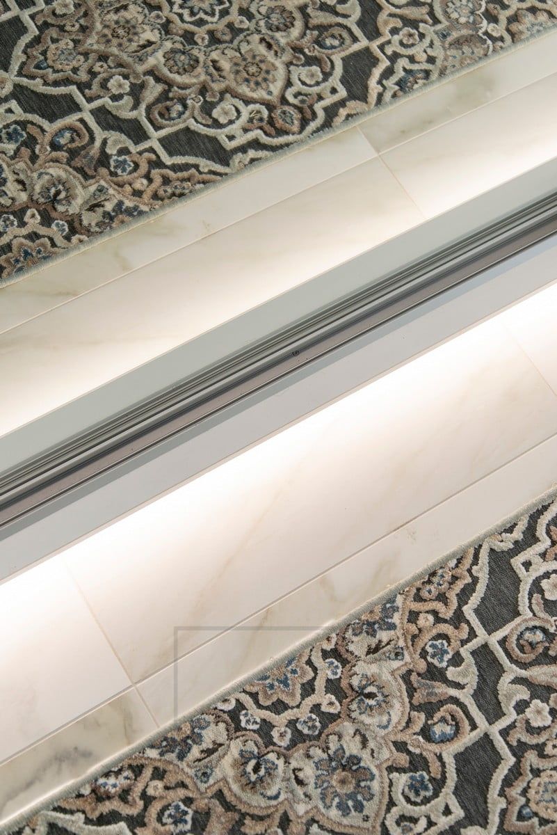 Eteiskaapin sokkelissa led nauha valaisemassa epäsuoraa tunnelmavaloa eteiseen lattian kautta. Ledstore.fi