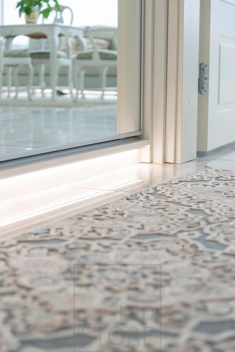 Eteiskaapin sokkelissa led nauha valaisemassa epäsuoraa valoa eteiseen lattian kautta. Ledstore.fi