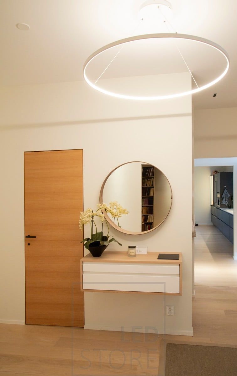 Kaunis ja minimalistinen kattovalaisin Rinkeli eteisessä, isoimman Rinkeli-valaisimen halkaisija on 100cm. Ledstore.fi