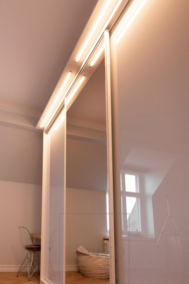 Led nauha kapeassa uppoprofiilissa kaapin päälle rakennetussa lipassa. Valo valaisee hyvin eteistä sekä kaappia ja sen sisältöä. Led nauhat ja profiilit tilattavissa valmiiksi mittoihin tehtynä ja asennusvalmiina. Ledstore.fi