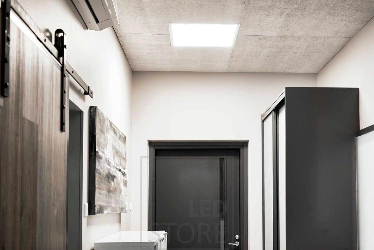 Led paneeli-valaisin eteisessä valaisemassa tilaa tehokkaasti ja tasaisesti. Iso 60cmx60cm paneeli muistuttaa kattoikkunaa. Ledstore.fi