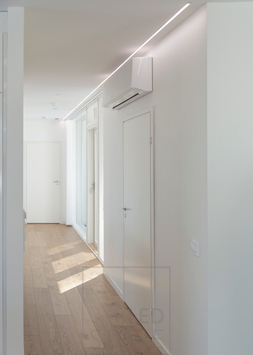 Kapeassa uppoprofiilissa led nauha tuo käytävälle kauniin ja minimalistisen yleisvalaistuksen. Ledstore.fi