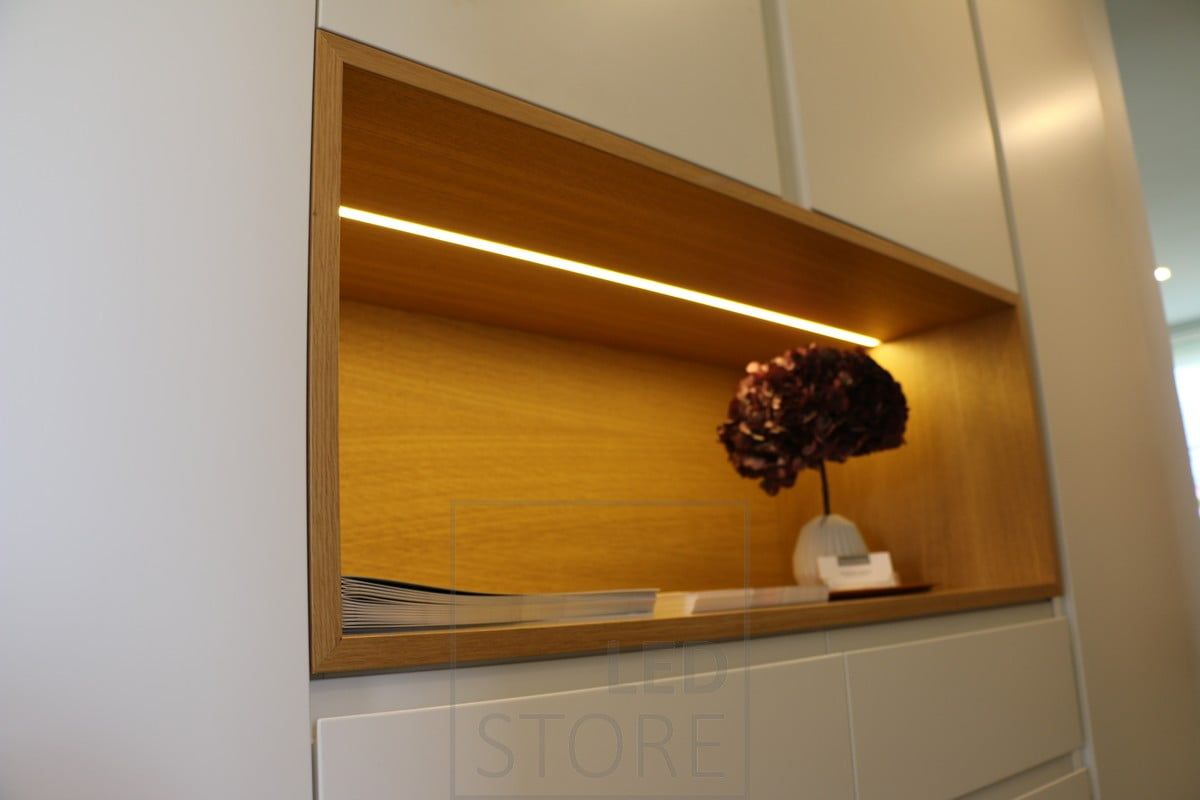 Led nauha uppoprofiilissa valaisemassa kaapin hyllyä. Ledstore.fi