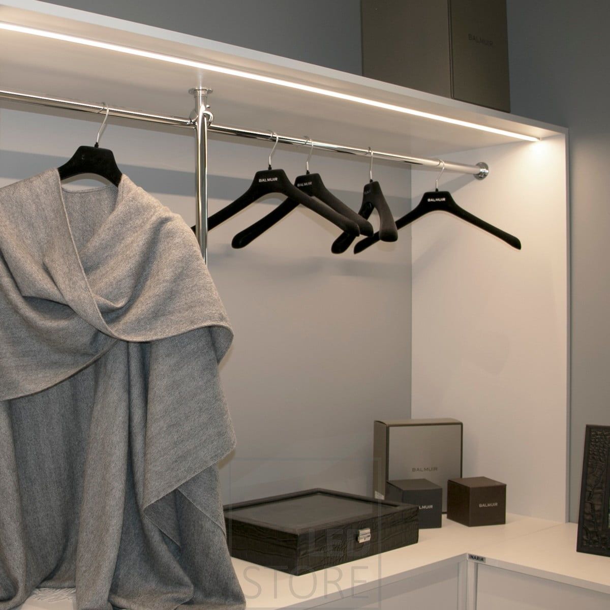 Vaatekaapin käyttömukavuutta lisäämässä led nauha. Ledstore.fi