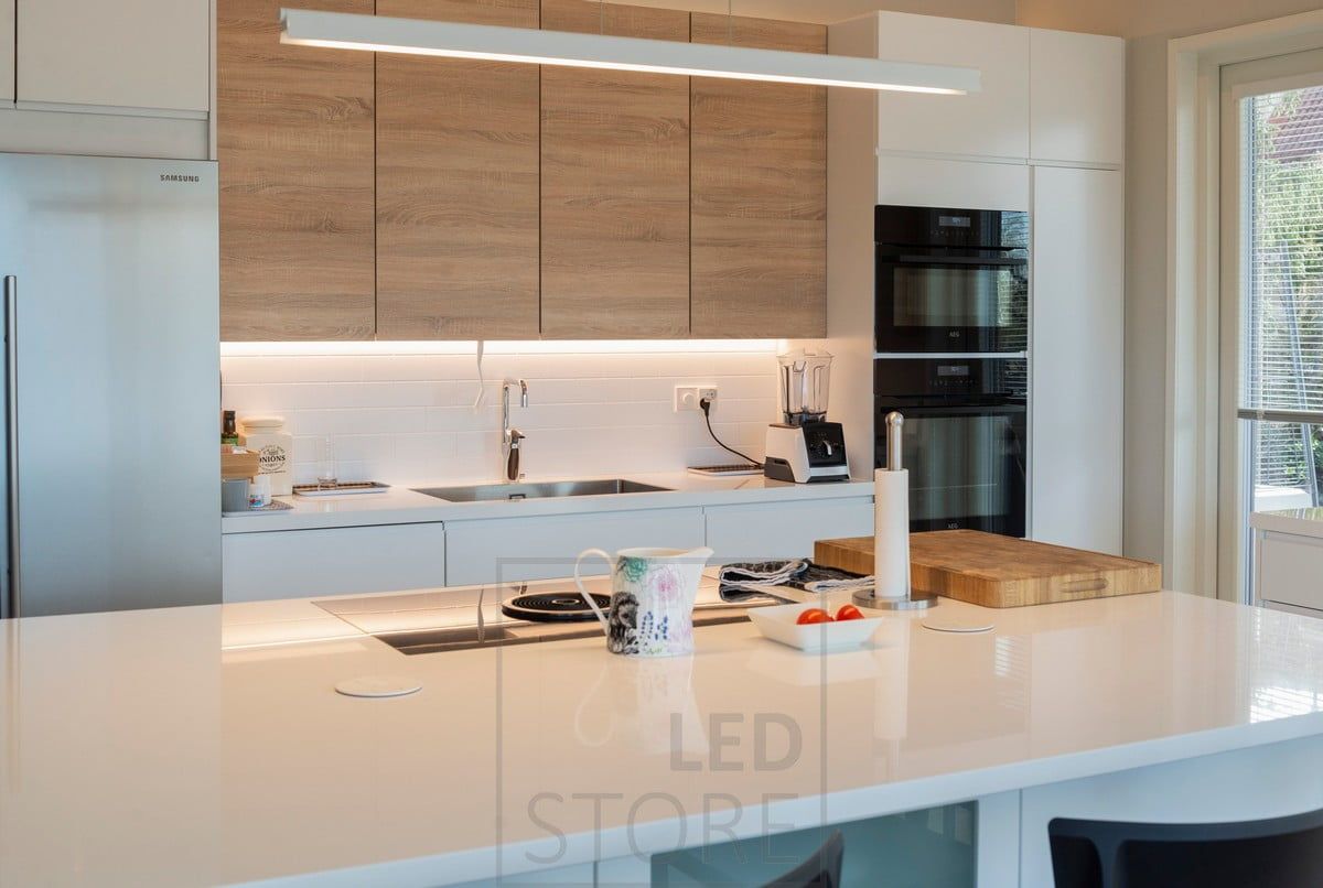 Led valonauha kaappien pohjassa työvalona. Ledstore.fi