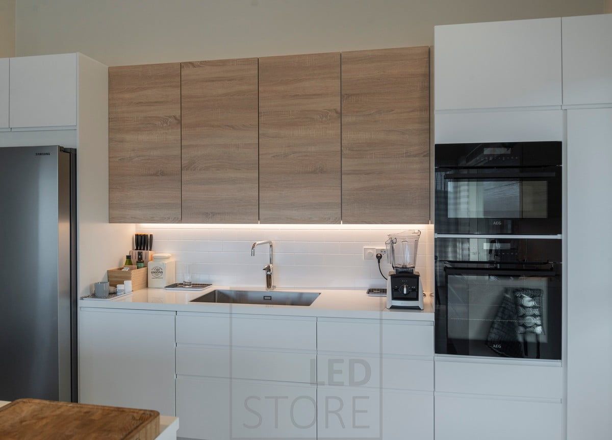 Keittiön korkeiden kaappien välinen tila valaistu led nauhalla. Ledstore.fi