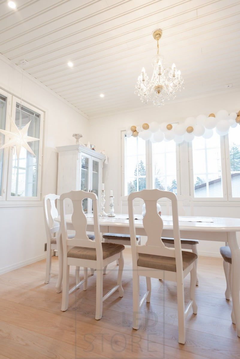Ruokailutilassa spotit. Ledstore.fi