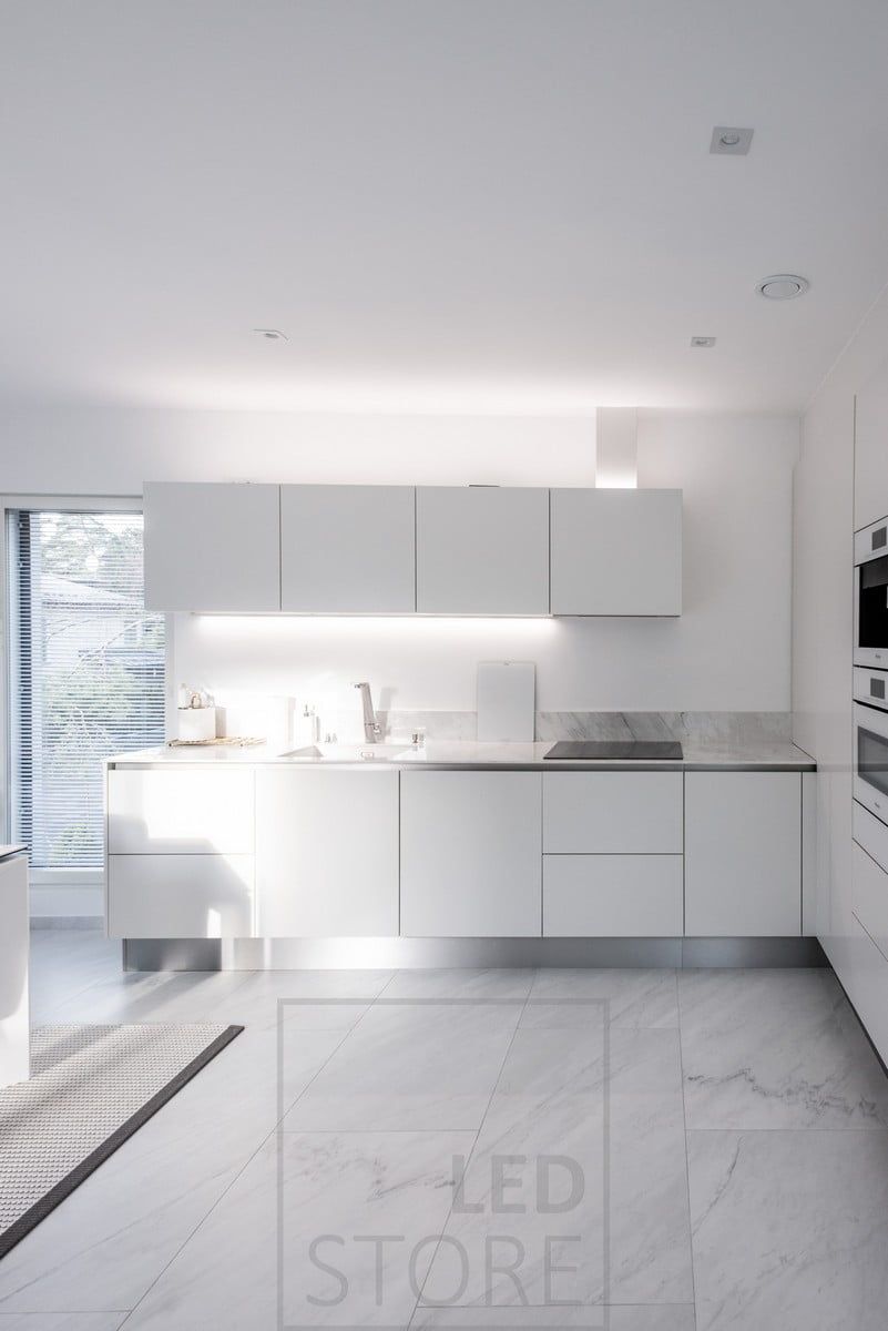 Keittiössä led profiili kiinnitetty kaapin pohjaan ja toinen led profiili tuomassa epäsuoraa valoa kaappien päällä. Ledstore.fi