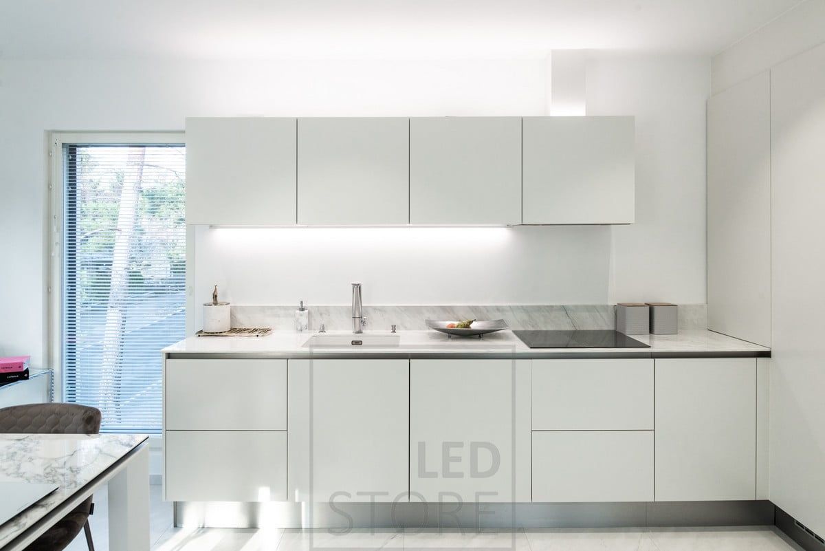 Keittiössä tasovalaistus kiinnitetty kaapin pohjaan ja toinen led nauha tuomassa epäsuoraa valoa kaappien päällä. Ledstore.fi