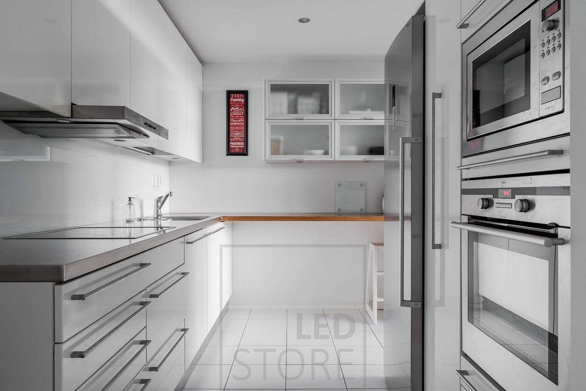 Keittiö valaistu led alasvaloilla. Ledstore.fi