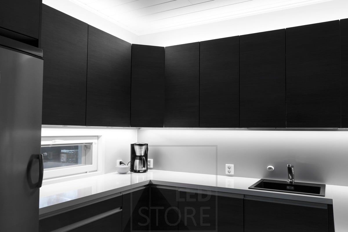 Keittiössä led nauhoilla valaistus kaappien päällä sekä kaappien pohjassa kiinnitettynä tuomaan työtasoon valoa. Ledstore.fi