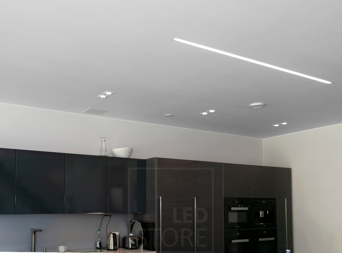 Keittiössä Kiinteä Kantti spotteja pareittain yhdistettynä uppoprofiiliin kahdella led nauhalla. Ledstore.fi