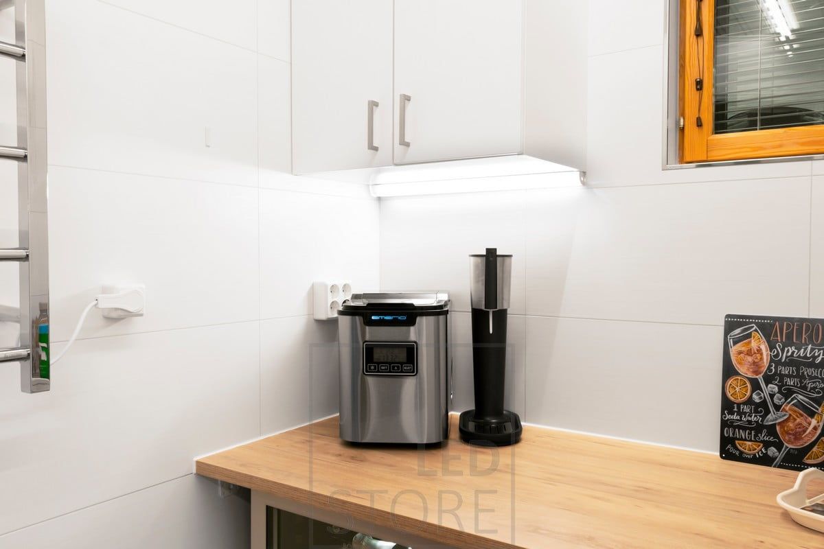 Keittiönkaapin pohjan kulmassa kulmaprofiilissa led nauha. Ledstore.fi