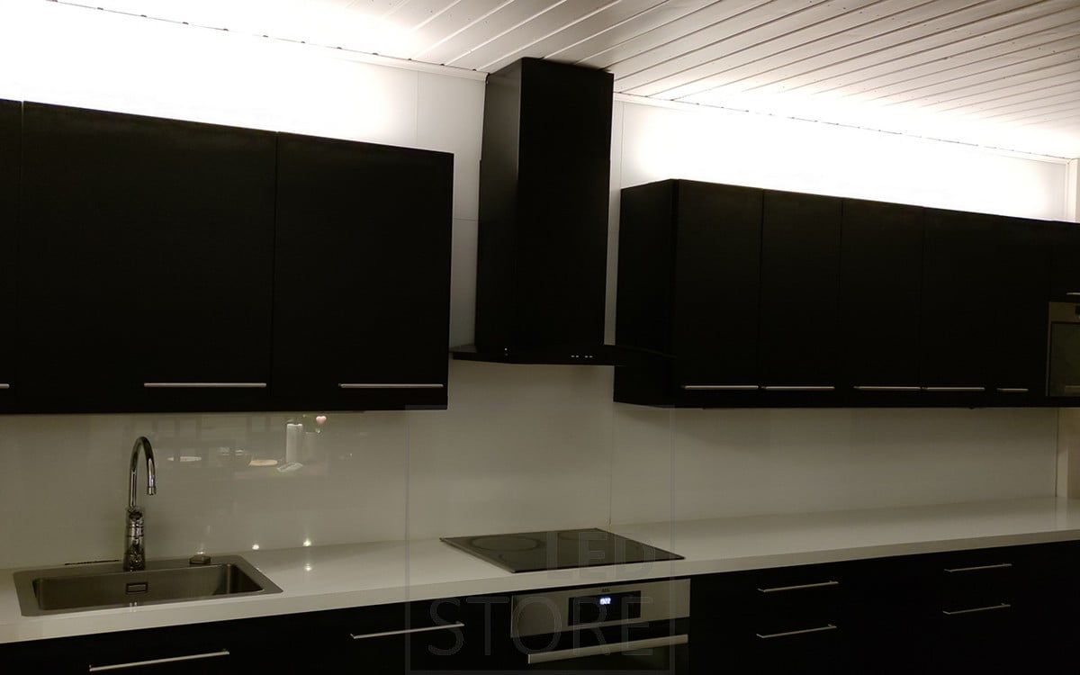 Keittiössä yläkaappien päällä led valonauhat valaisemassa tunnelmallista epäsuoraa valoa. Ledstore.fi