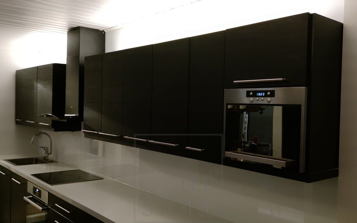 Yläkaappien päällä led nauhat valaisemassa epäsuoraa valoa keittiöön. Ledstore.fi