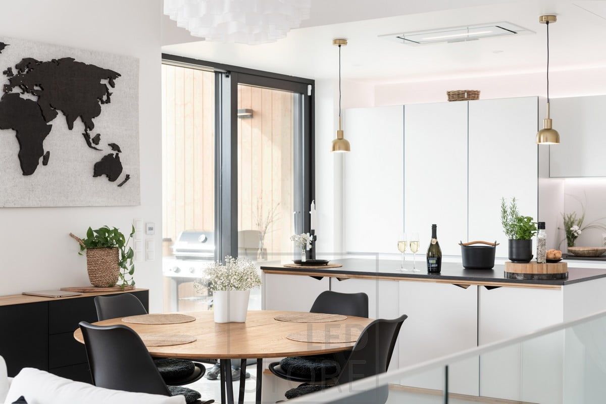Keittiössä yläkaappien pohjassa sekä päällä led nauhat valaisemassa ja tukemassa sisustusvalaisimista tulevaa valoa. Ledstore.fi