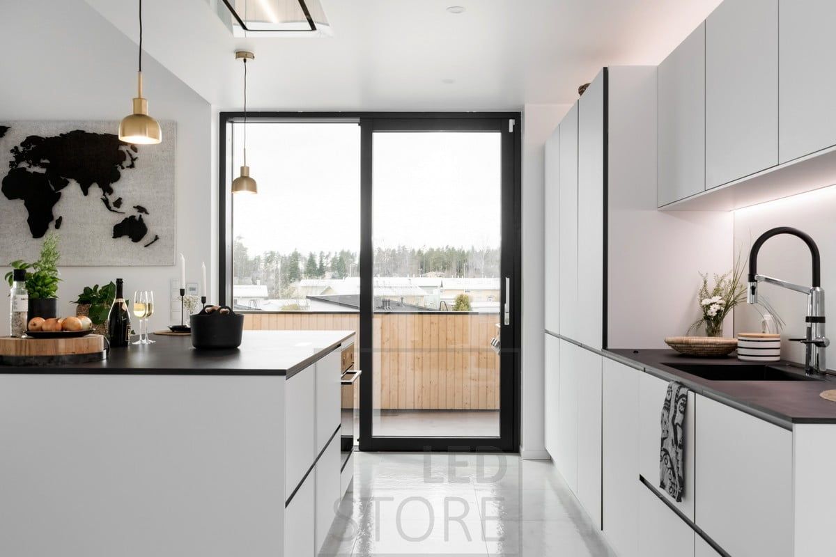Keittiössä yläkaappien pohjassa sekä kaappien päällä valaisemassa led nauhat. Ledstore.fi