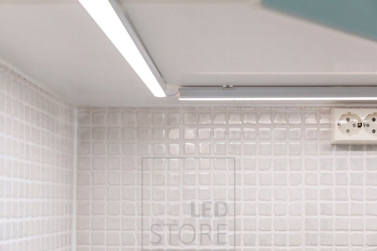 Lähikuva työtason led valaistuksesta. Korkeammassa pintaprofiilissa sisällä led nauha, kulmassa oleva johto mahdollistaa profiilien hieman vapaamman sijoittelun. Ledstore.fi