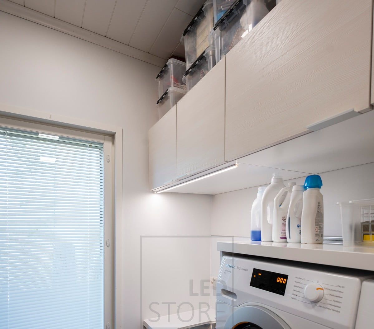 Kodinhoitohuoneen lisävalona toimiva led nauha kiinnitetty kaapin etureunaan. Ledstore.fi