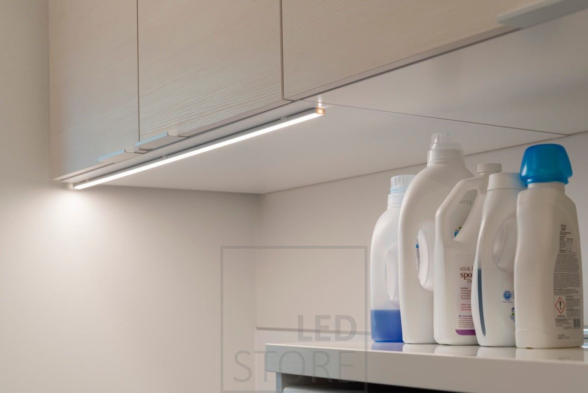 Työtasoon tuotu, kaapin etureunaan kiinnitetty matala pintaprofiili. Ledstore.fi