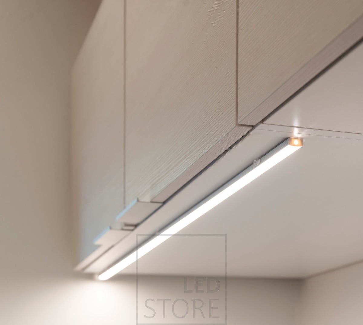 Työtasoon tuotu, kaapin etureunaan kiinnitetty led profiili. Ledstore.fi