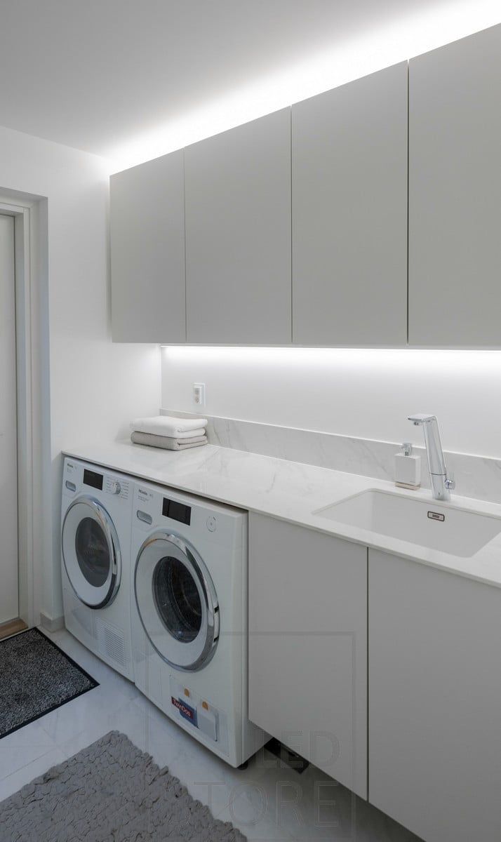 Led nauha tuomassa tasolle valoa sekä kaappien päällä led nauha luomassa epäsuoraa valoa. Ledstore.fi
