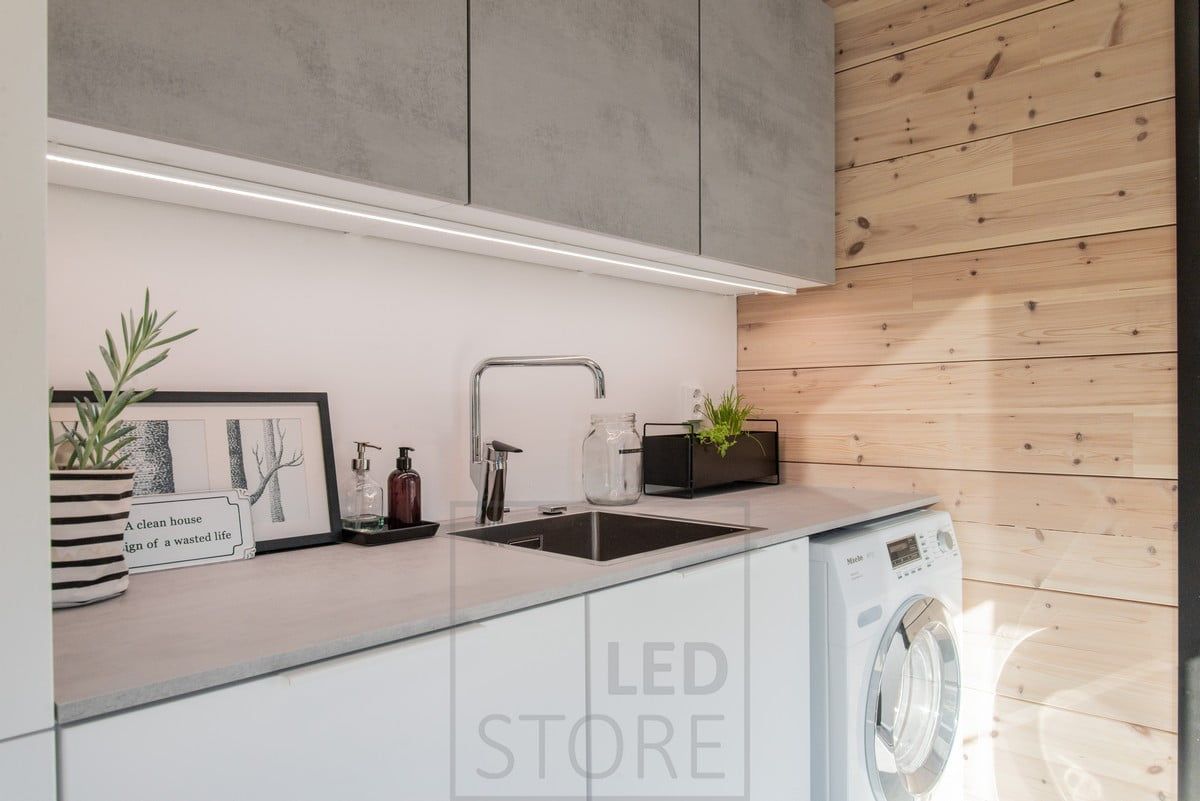 Led profiili tuomassa työtasoon valoa pintaprofiiliin asennettuna. Ledstore.fi
