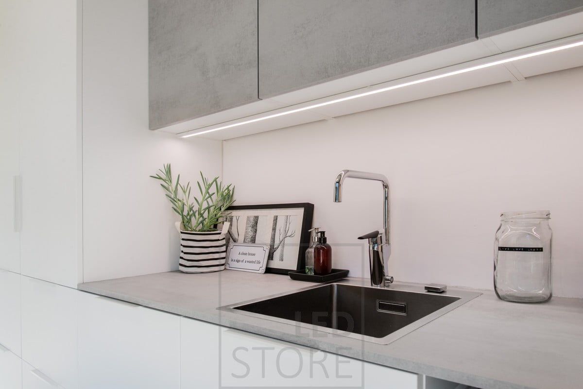 Yläkaapin pohjaan kiinnitetty led nauha asennettuna pintaprofiiliin. Ledstore.fi