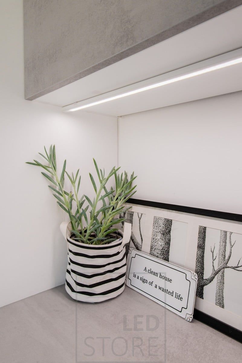 Kodinhoitohuoneessa led nauha tuomassa työtasoon työvaloa pintaprofiiliin asennettuna. Ledstore.fi