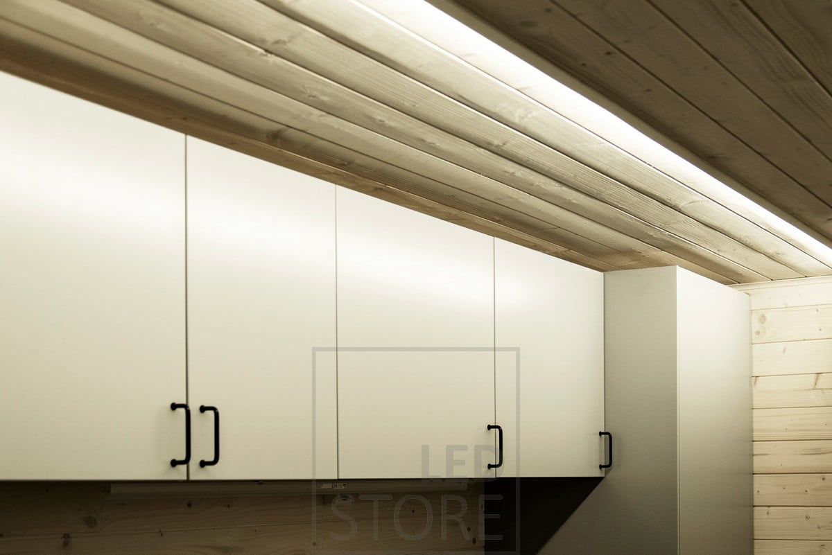 Suunnattu pinta-asennettu led profiili tilan katossa valaisee hyvin kiintokalusteet kodinhoitohuoneessa. Ledstore.fi