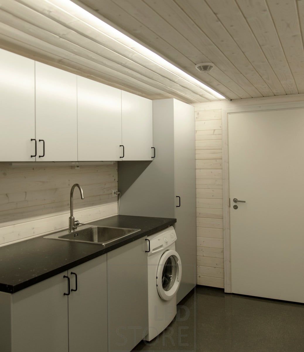 Led nauha pinta-asenteisena tuomassa tilaan yleisvaloa. Profiili suunnattu kiintokalusteita kohti jotta valoa on juuri siellä missä sitä eniten tarvitaan. Ledstore.fi